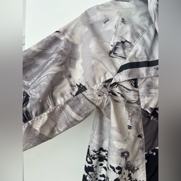 Lululemon light running jacket XS - Picture 6 of 10